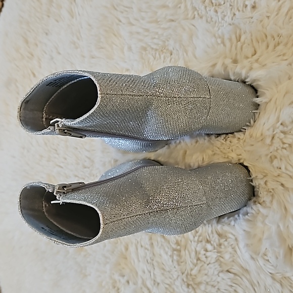 Madden Girl Glitter Fab Silver Sparkle Booties size 6.5, like new, without box - Picture 4 of 12